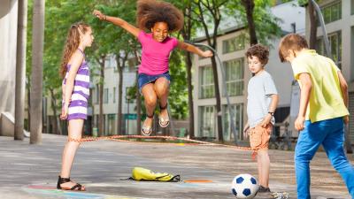 Buiten spelende kinderen