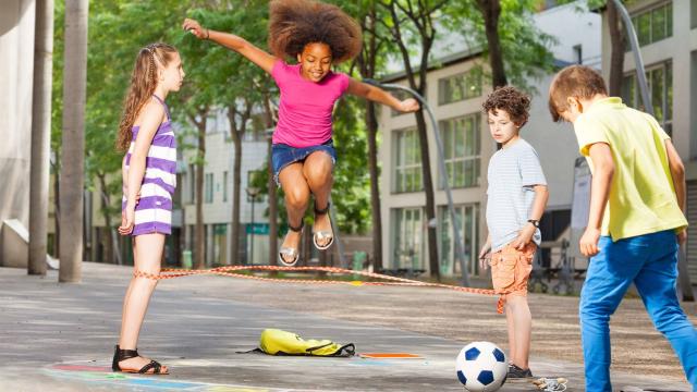 Buiten spelende kinderen