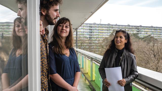 Mensen bij de voordeur van een gallerijflat